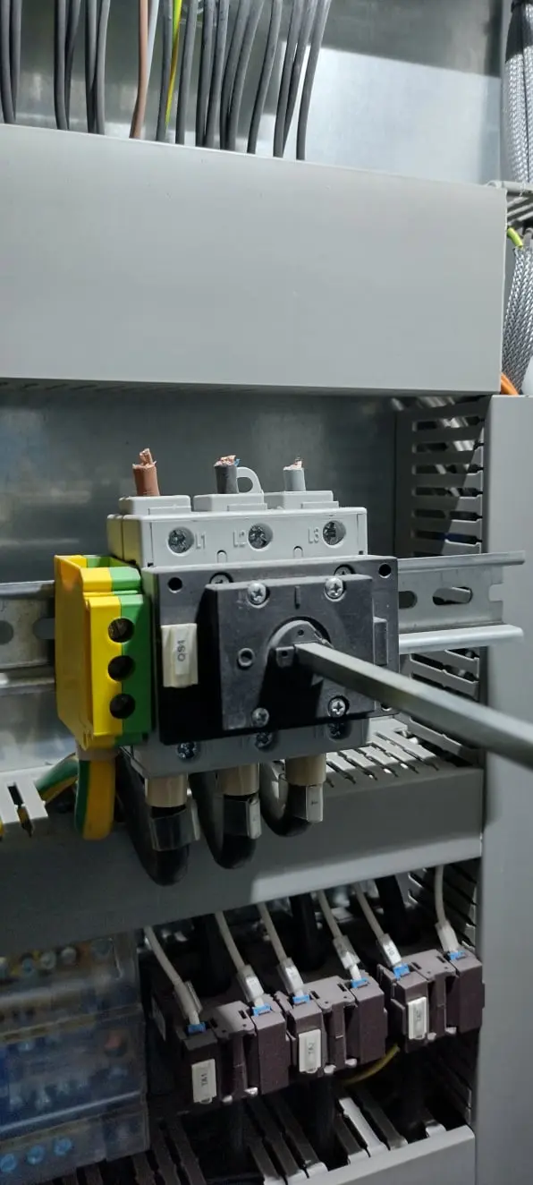 głowne podłaczenie zasilania szafy sterowania linią recyklingu kabla - Serwis maszyn łódź – naprawa maszyn łódź – naprawa maszyn przemysłowych – au