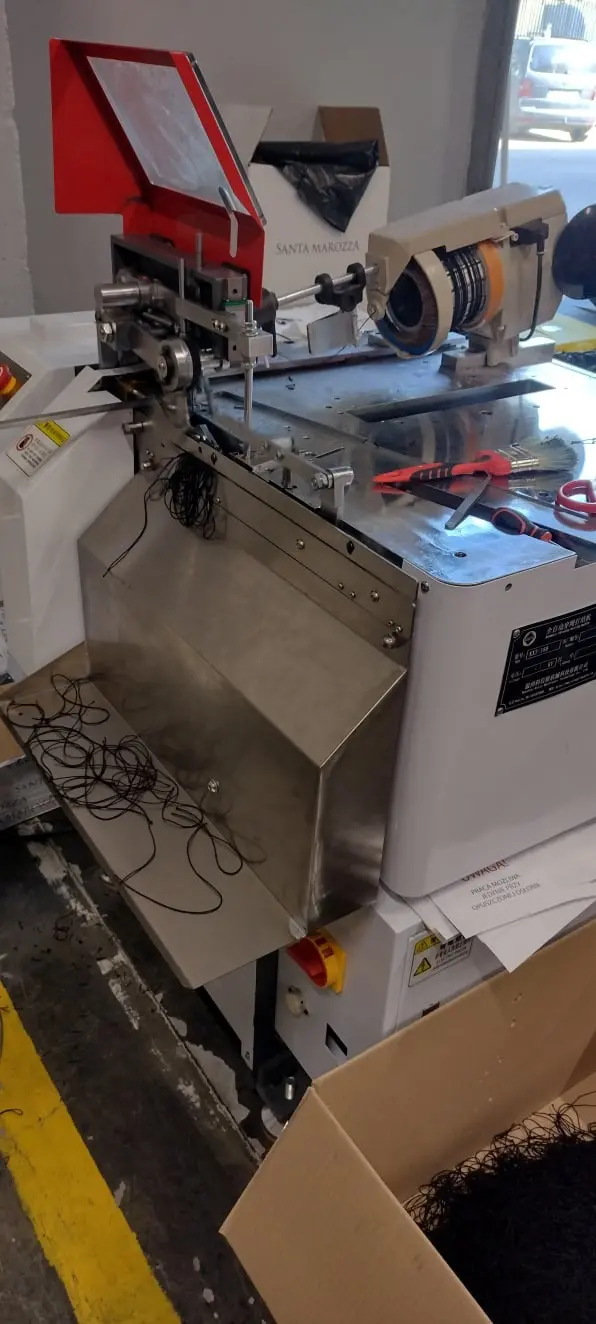 Maszyna - wiązarka sznurka w fabryce zapachów samochodowych łódź - Serwis maszyn łódź – naprawa maszyn łódź – naprawa maszyn przemysłowych – automatyka