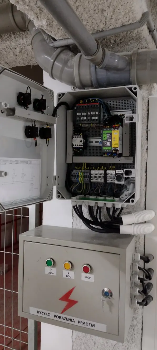 montaż i podłączenie szaf sterowniczych podnośnika - Serwis maszyn łódź – naprawa maszyn łódź – naprawa maszyn przemysłowych – automatyka przemysłowa – sterowania maszyn łódź – elek