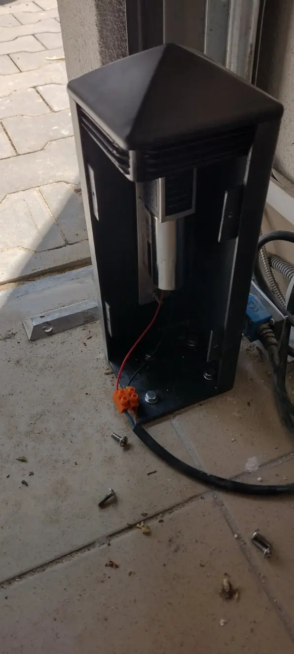 montaż i regulacja  blokady bramy segmentowej na wjeżdzie w układzie bezpieczeństwa podnośnika - Serwis maszyn łódź – naprawa maszyn łódź – naprawa maszyn przemysłowych – automatyka