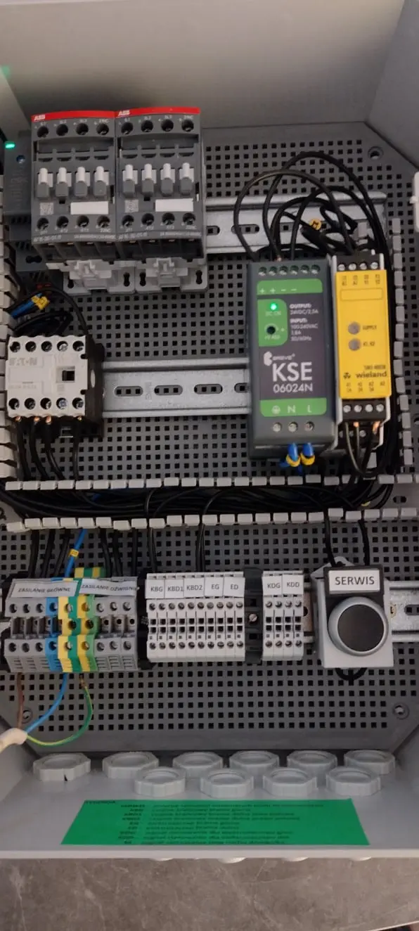 sterowanie układem bezpieczeństwa podnośnika - Serwis maszyn łódź – naprawa maszyn łódź – naprawa maszyn przemysłowych – automatyka przemysłowa – sterowania maszyn łódź – elektryka