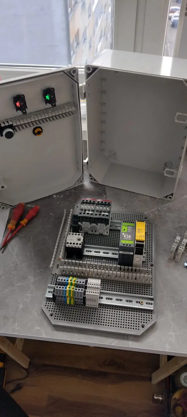 sterowanie układem bezpieczeństwa podnośnika w trakcie realizacji -Serwis maszyn łódź – naprawa maszyn łódź – naprawa maszyn przemysłowych – automatyka przemysłowa – sterowania masz