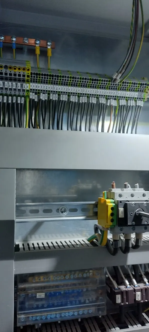 szafa sterownicza linii recyklingu kabla przed podłączeniami - Serwis maszyn łódź – naprawa maszyn łódź – naprawa maszyn przemysłowych – automatyka