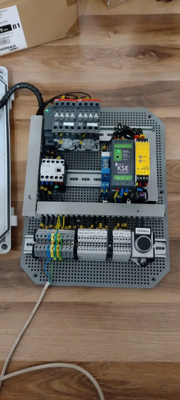 warsztatowa kontrola działania sterowania układem bezpieczeństwa - Serwis maszyn łódź – naprawa maszyn łódź – naprawa maszyn przemysłowych – automatyka przemysłowa – sterowania masz