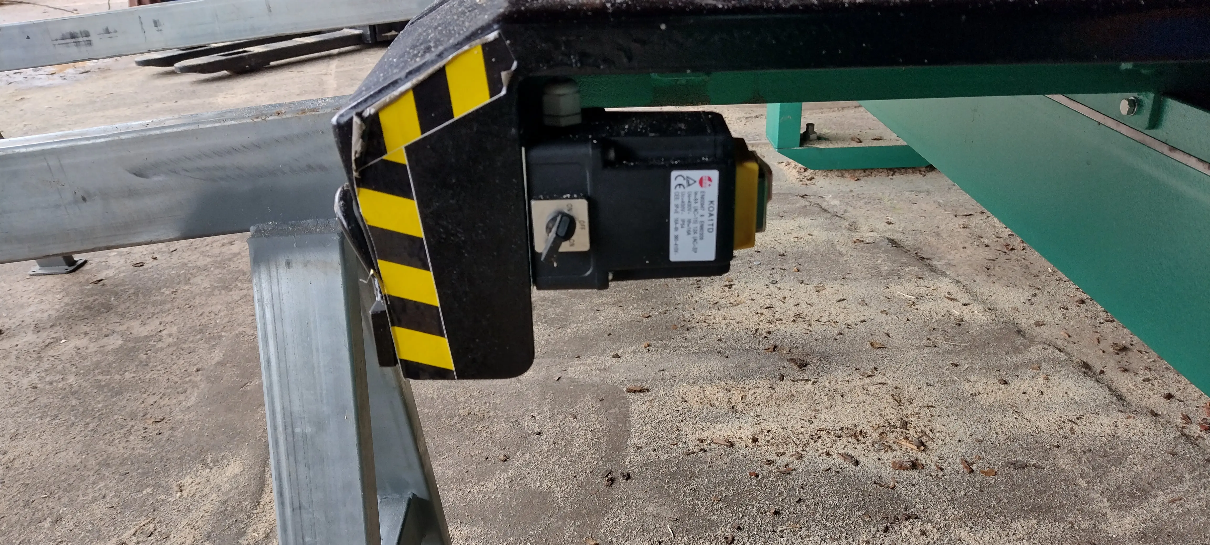 zmiana montażu i ukrycie przed uszkodzeniem przycisku stołu wyładunkowego maszyny tartacznej  - Serwis maszyn łódź – naprawa